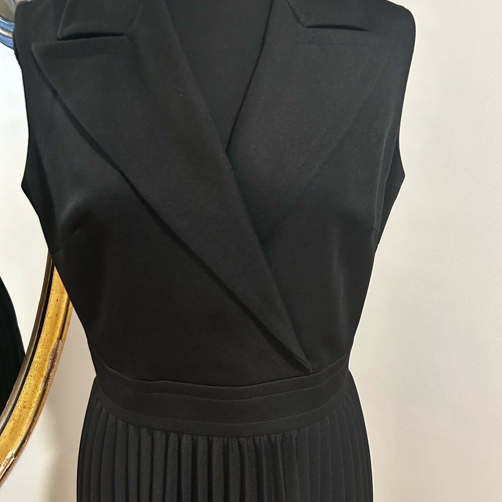 Black Sleeveless Sheath Dress with Notched Collar